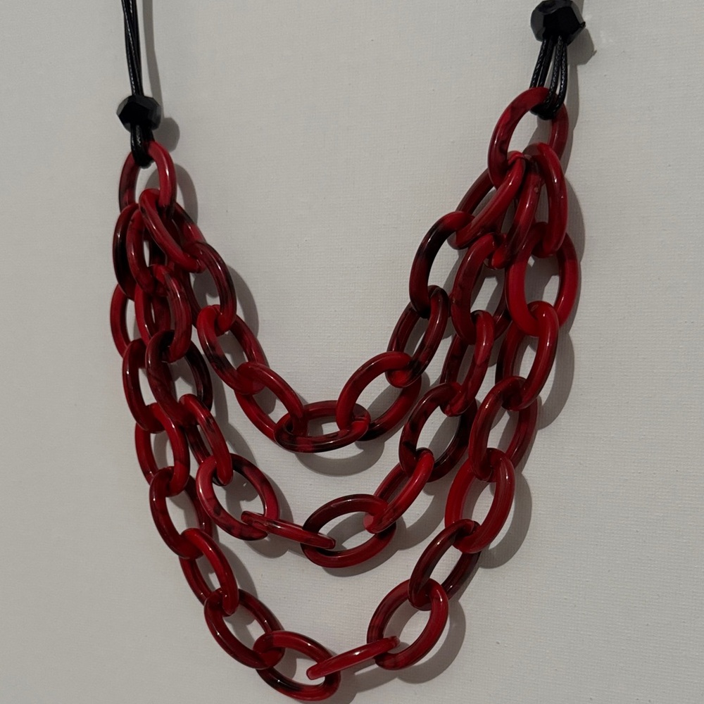 Red plastic Chainlink Necklace - Picture 3 of 8